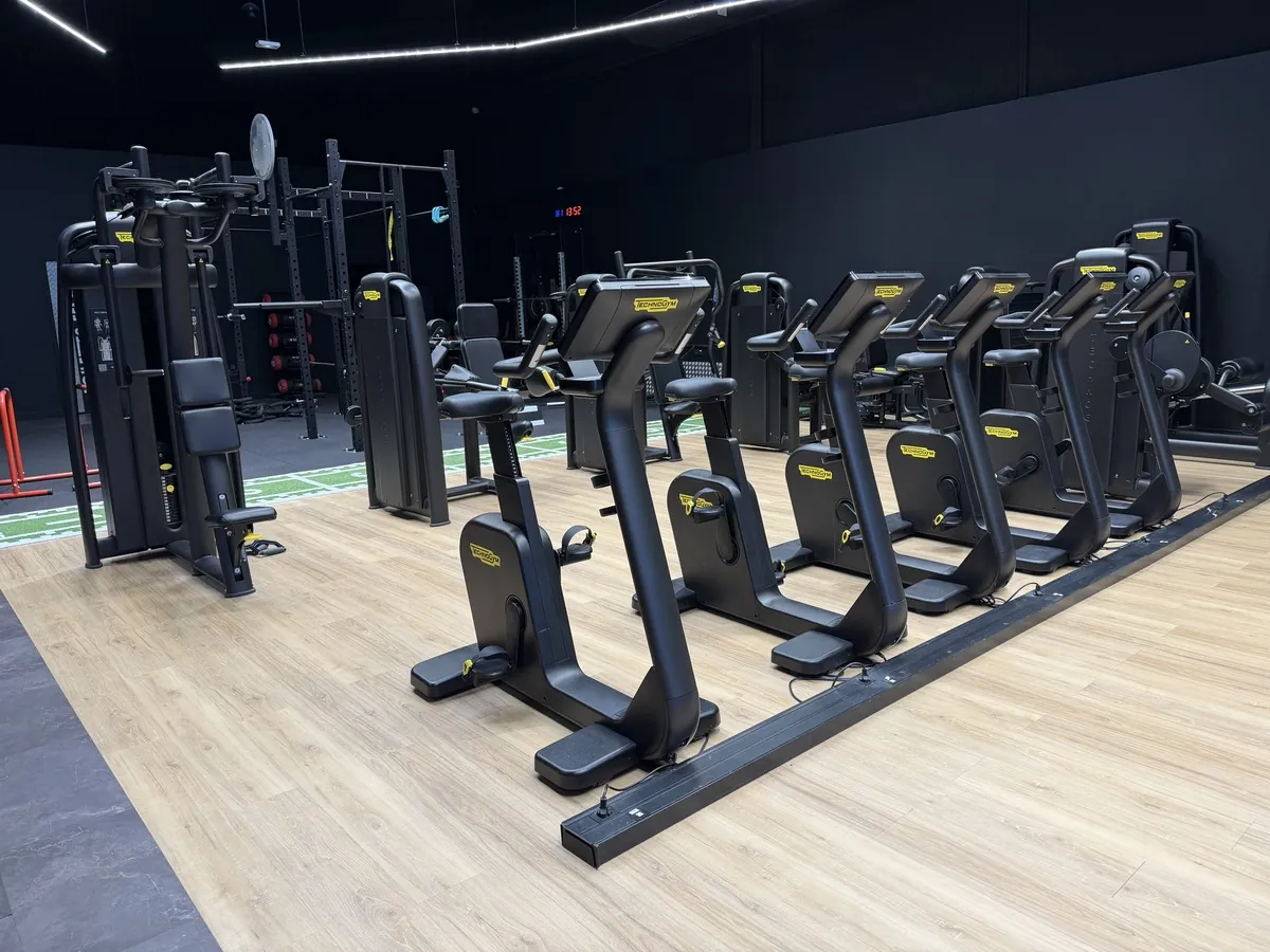 Espace musculation Technogym : machines guidées et charges libres