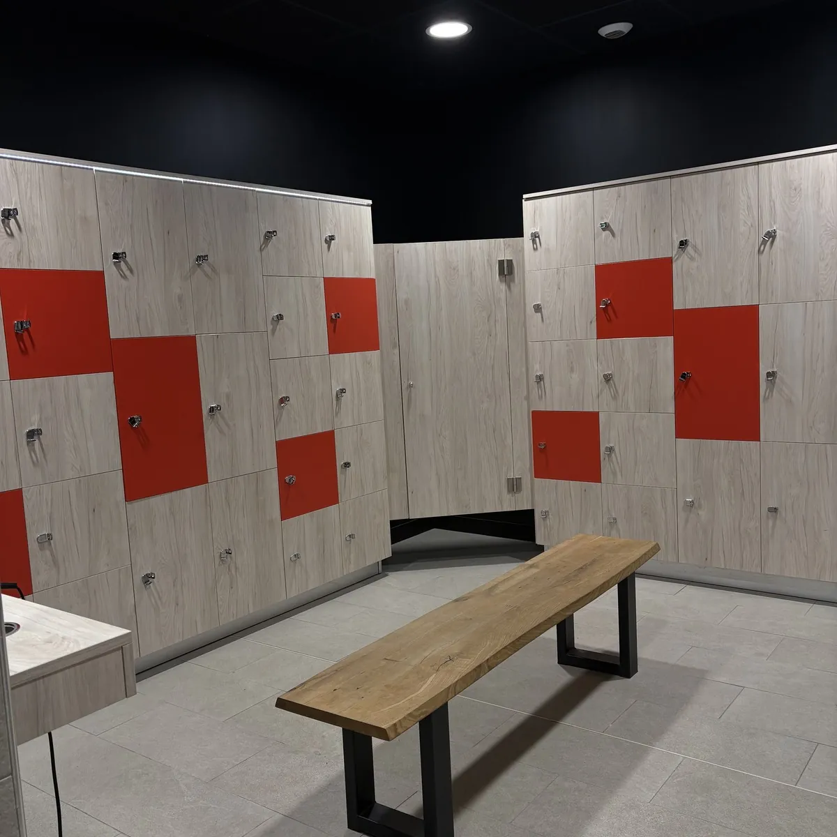 Vestiaires modernes de la salle de sport Fitness Arena